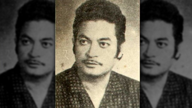 Closeup of Amanat Ali Khan looking to the side