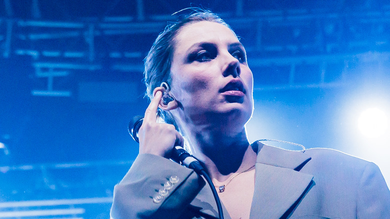 ellie rowsell performing wolf alice
