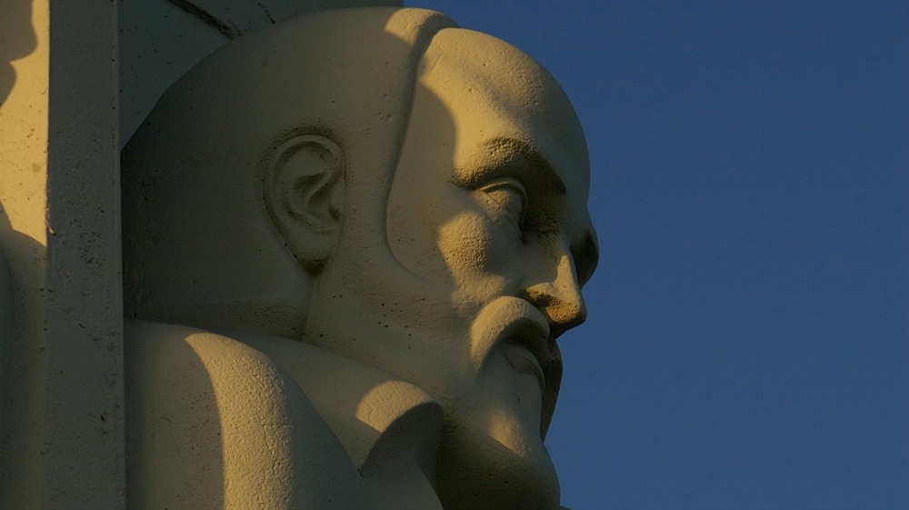 Galileo Galilei's statue facing side