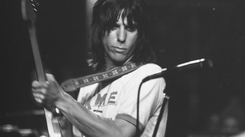 Jeff Beck pulls guitar to right