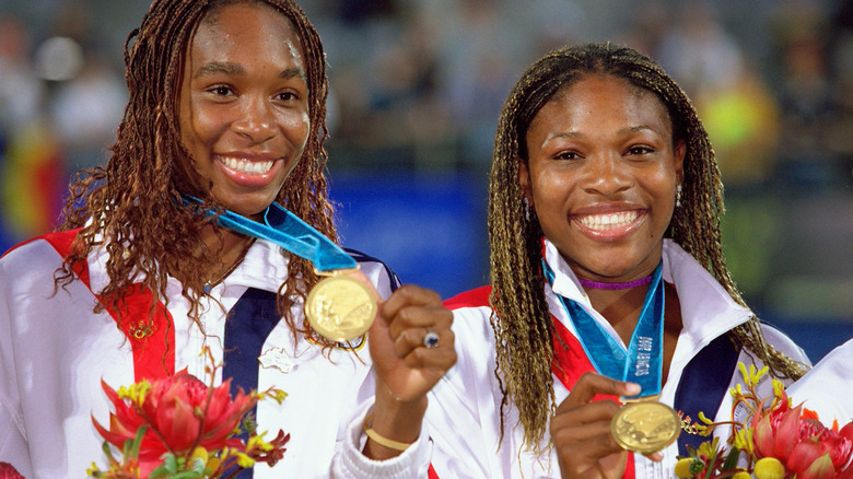 Serena and Venus pose with gold medals