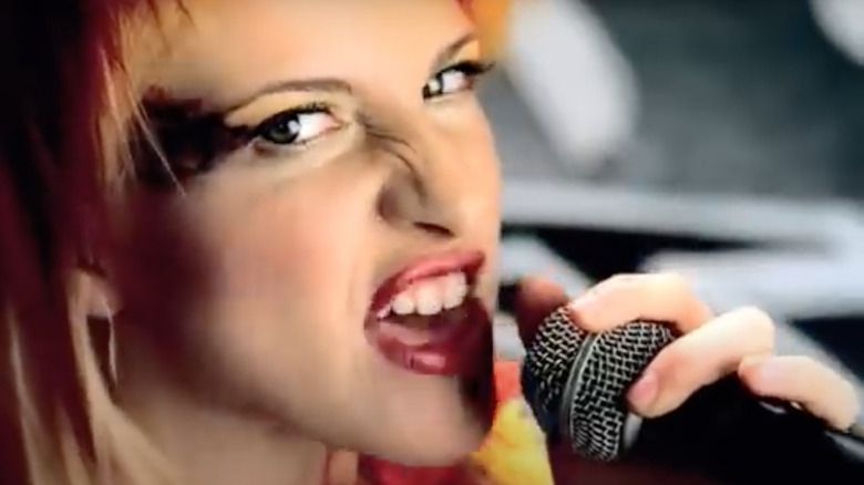 Hayley Williams of Paramore singing