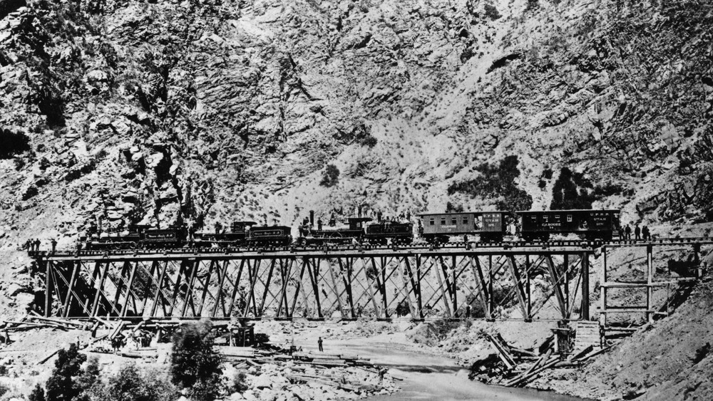Locomotives on Devil's Gate Bridge, Union Pacific Line