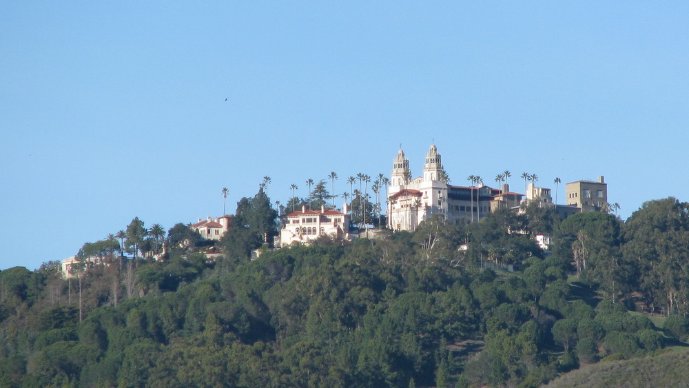 Cropped photo by Fietsbel of Hearst Castle, https://creativecommons.org/licenses/by-sa/3.0/
