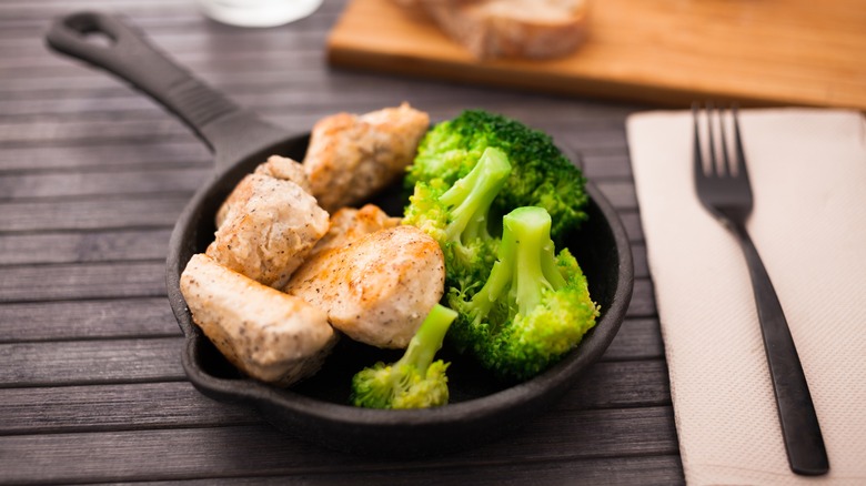 Chicken and broccoli, stereotypical muscle meal