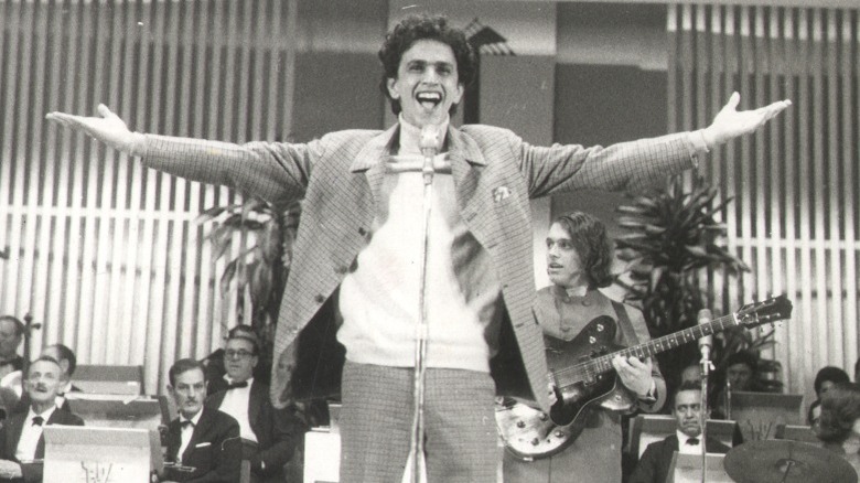 Caetano Veloso singing in 1967