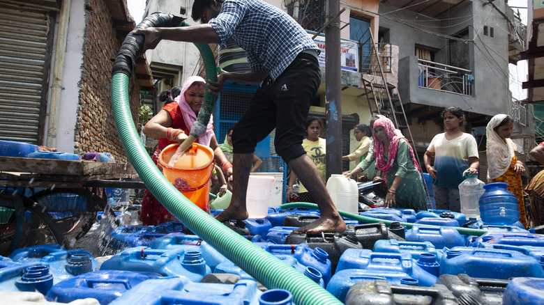New Delhi residents fill water tankers
