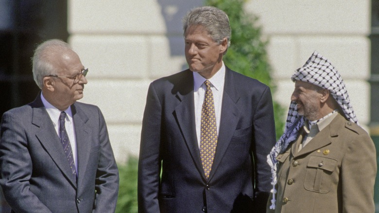 Yitzhak Rabin, Bill Clinton, Yasser Arafat, standing together