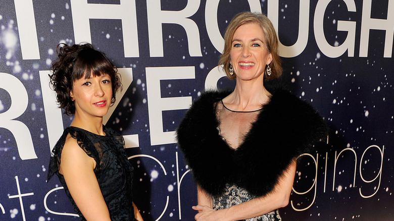 Jennifer Doudna and Emmanuelle Charpentier posing fo a photo