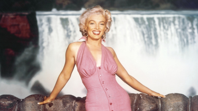 Marilyn Monroe with in pink dress Niagara Falls