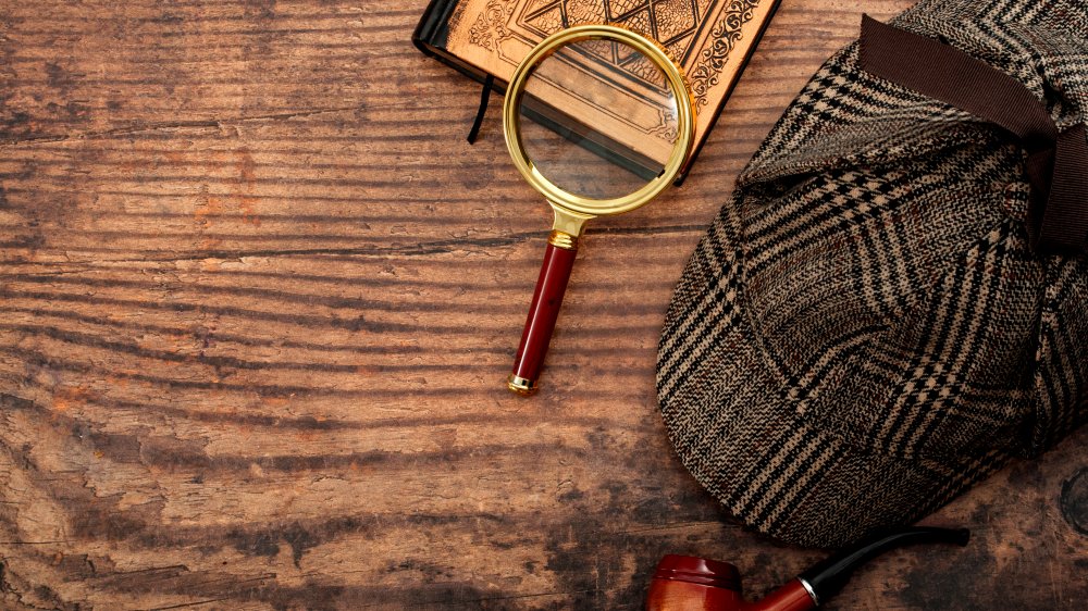 Sherlock's hat, pipe, and magnifying glass