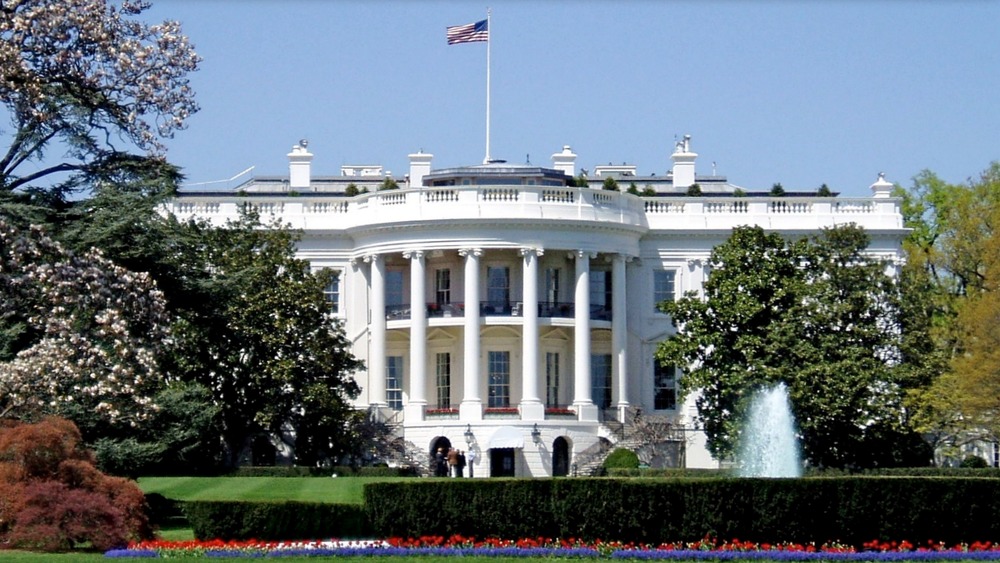 Cropped photo of the south side of the White House https://creativecommons.org/licenses/by-sa/4.0/