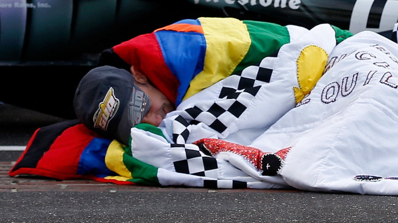 Tony Kanaan wears Indy 500 winner quilt