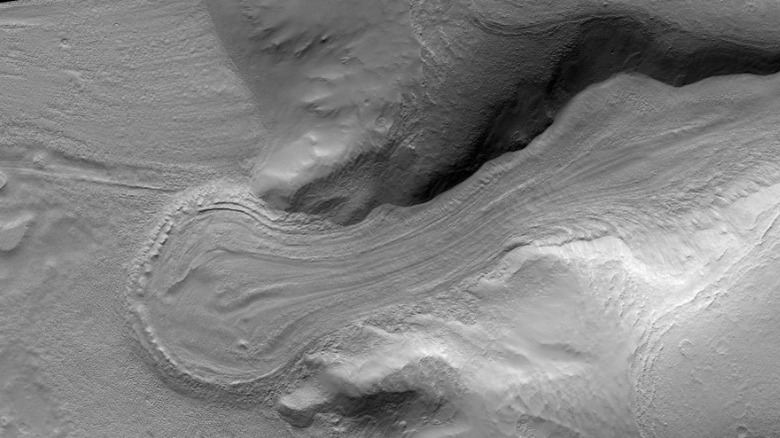 Glacier slowly flowing on Mars