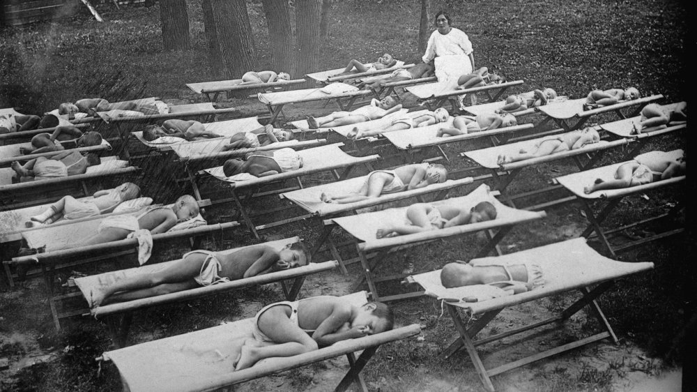 A sanatorium for children suffering from tuberculosis. Photograph. Around 1925.