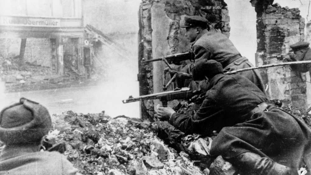 Soviet troops fighting in WWII