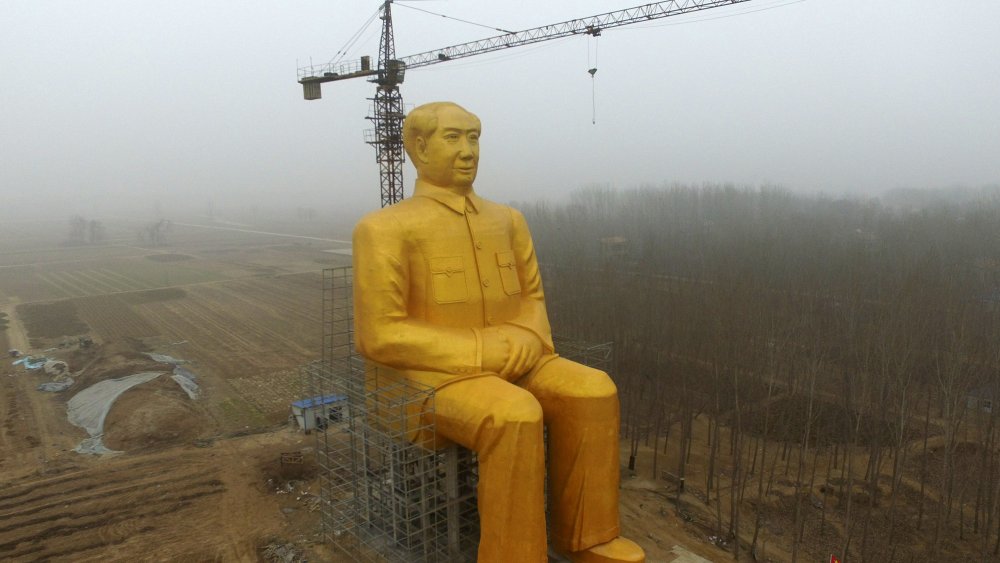 Giant statue of Mao Zedong