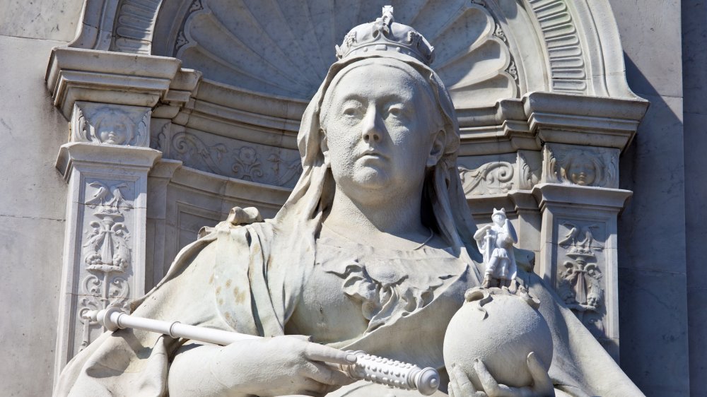 Queen Victoria Statue 
