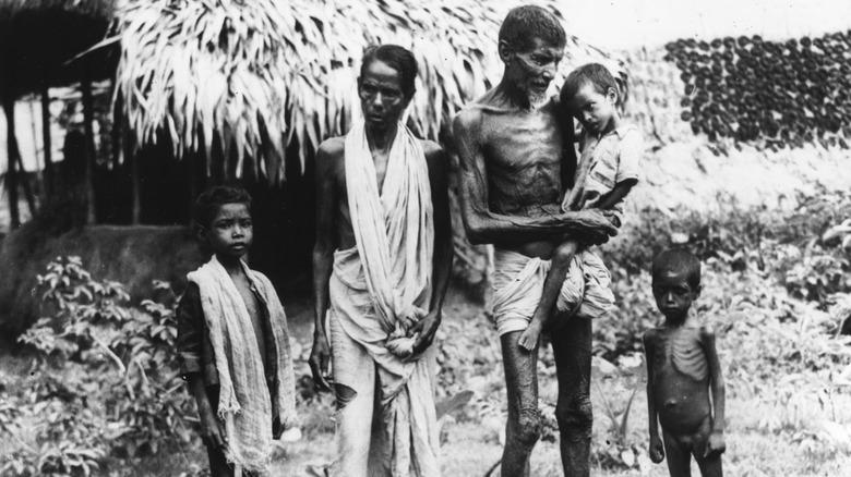 A starving family in India