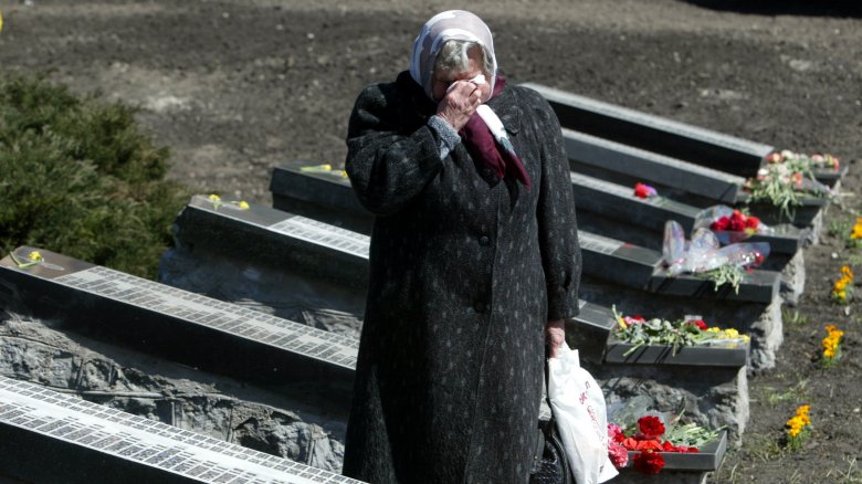 woman mourning Chernobyl victims