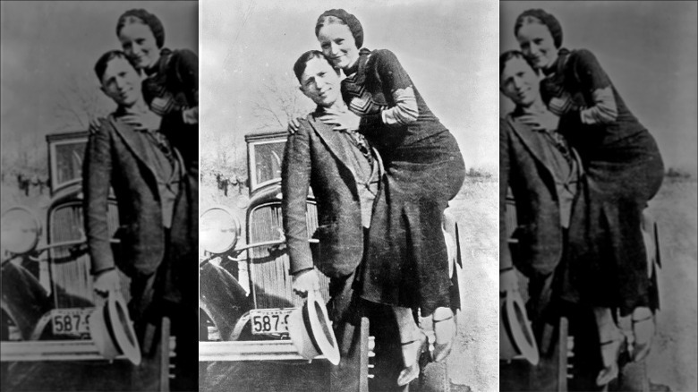 Clyde Barrow holding Bonnie Parker 