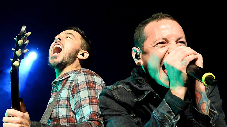 Mike Shinoda and Chester Bennington on stage singing