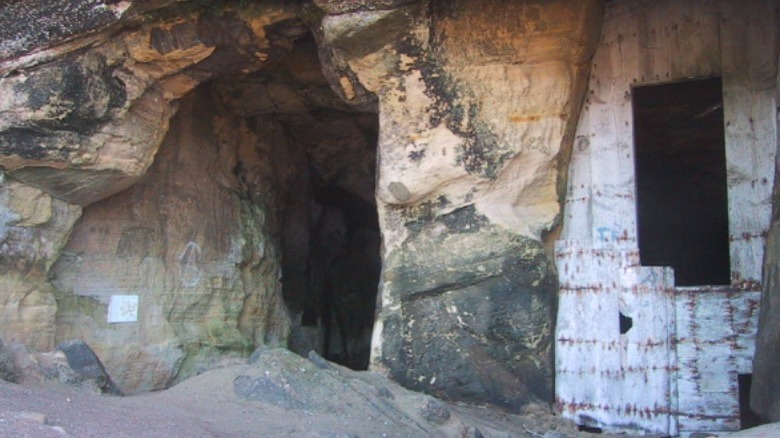 scotland's sculptor's cave entrance