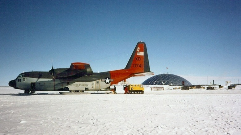 Plane at the Amundsen-Scott Station