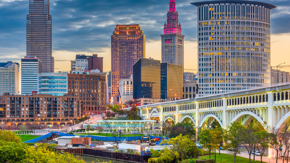 skyline of Cleveland with skyscrapers