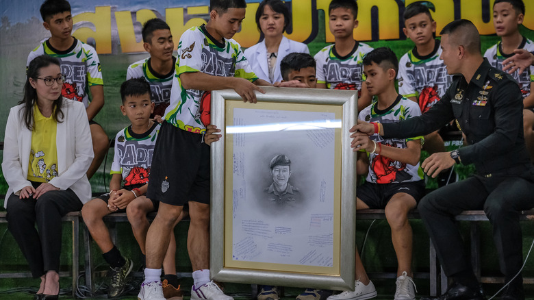 Wild Boars' soccer team pay tribute to Saman Kunan