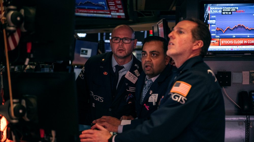 traders watch the dow crash