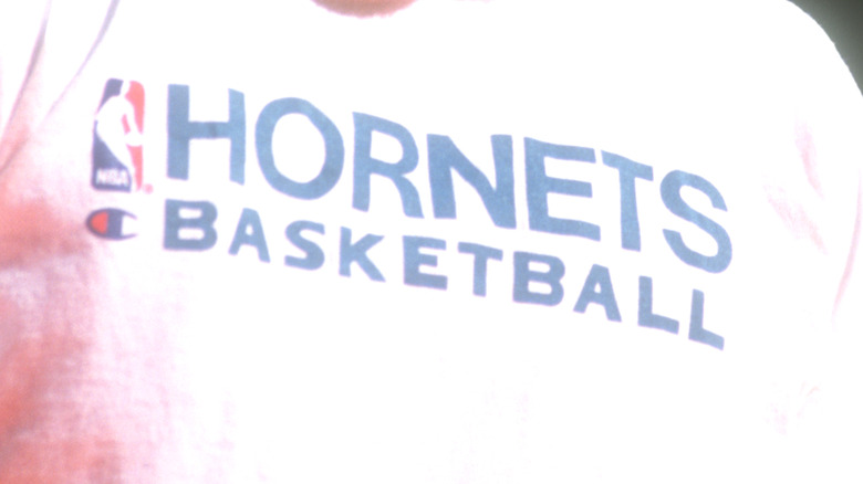Alonzo Mourning in Charlotte Hornets shirt