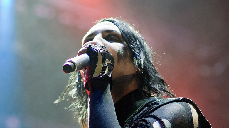 marilyn manson singing into microphone 