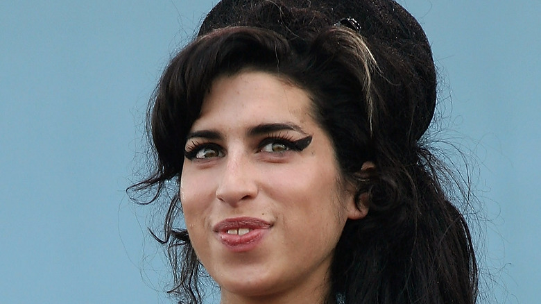 Amy Winehouse performing at the 2008 Nelson Mandela tribute concert
