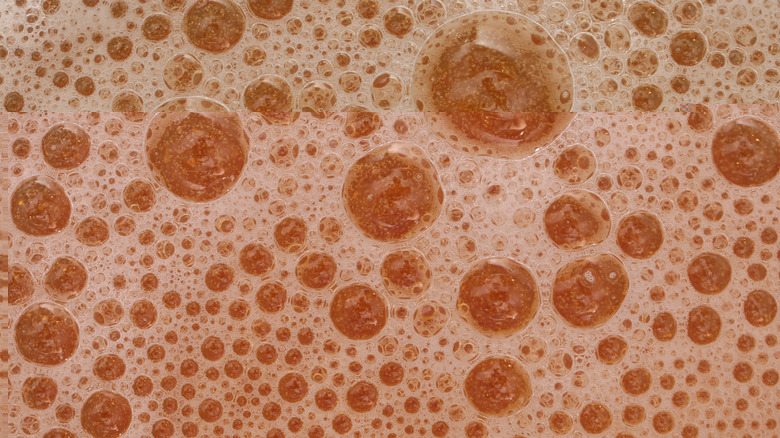 Bubbles on top of beer