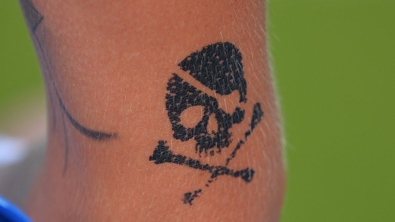 skull and crossbones tattoo