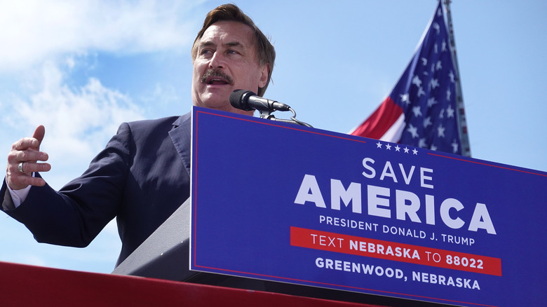 Mike Lindell and a Daonald Trump campaign sign