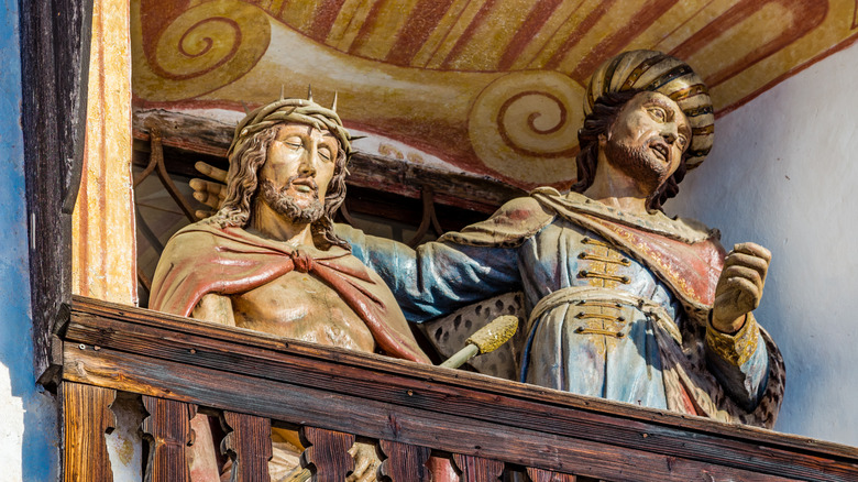 Statue of Pilate presenting Jesus to the crowd