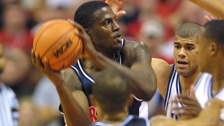Michael Wright defended by Shane Battier