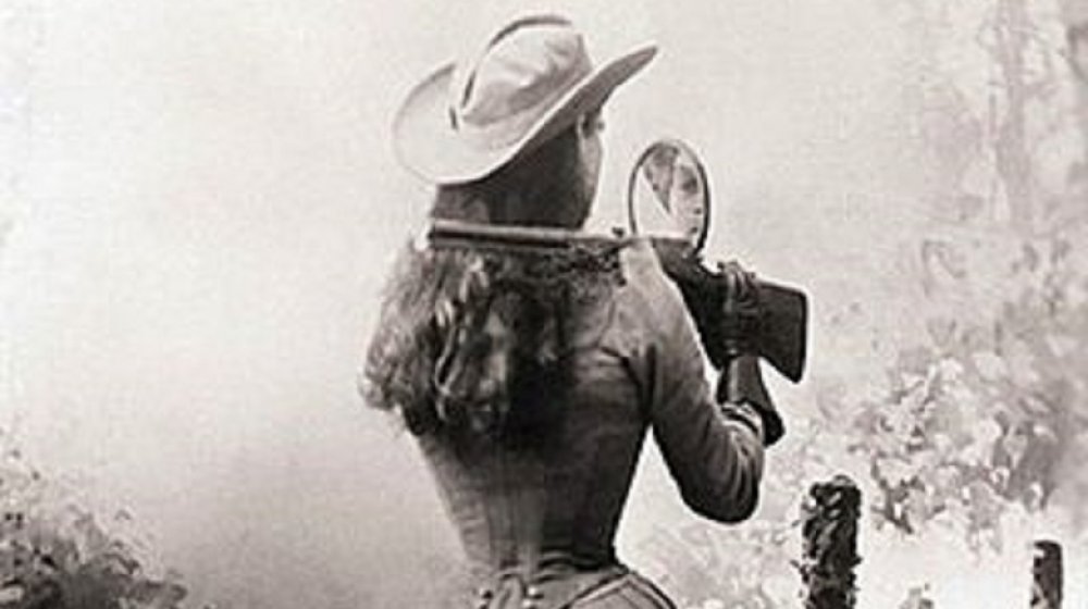 Annie Oakley shooting over shoulder