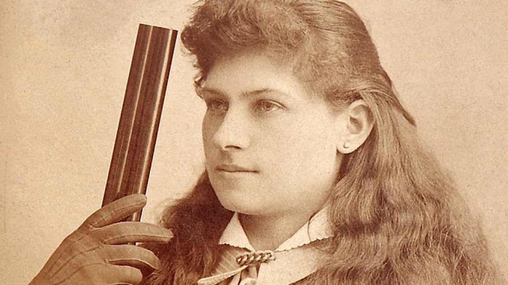 Annie Oakley holding rifle