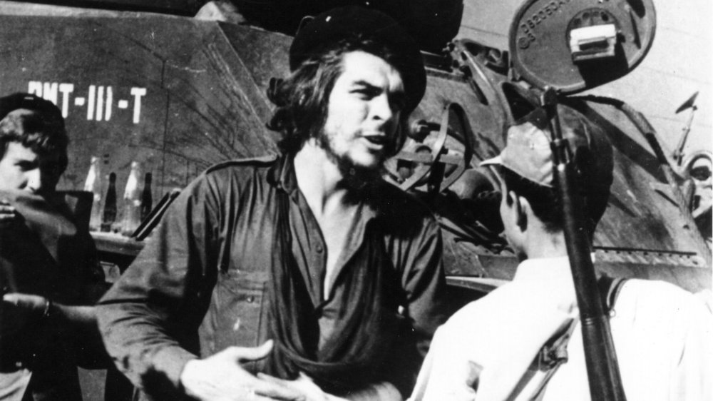 Che Guevara and soldiers