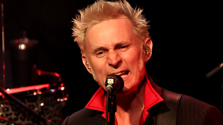mike dirnt singing on stage