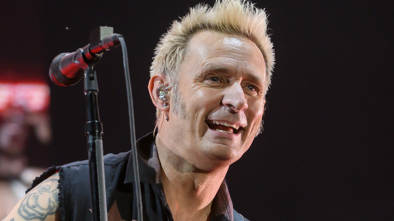 mike dirnt on stage