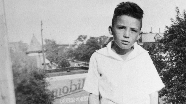 Gregory Peck ar around 10 years old