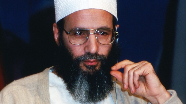 Cat Stevens/Yusuf Islam wearing glasses and traditional Muslim garb facing forward in 1990