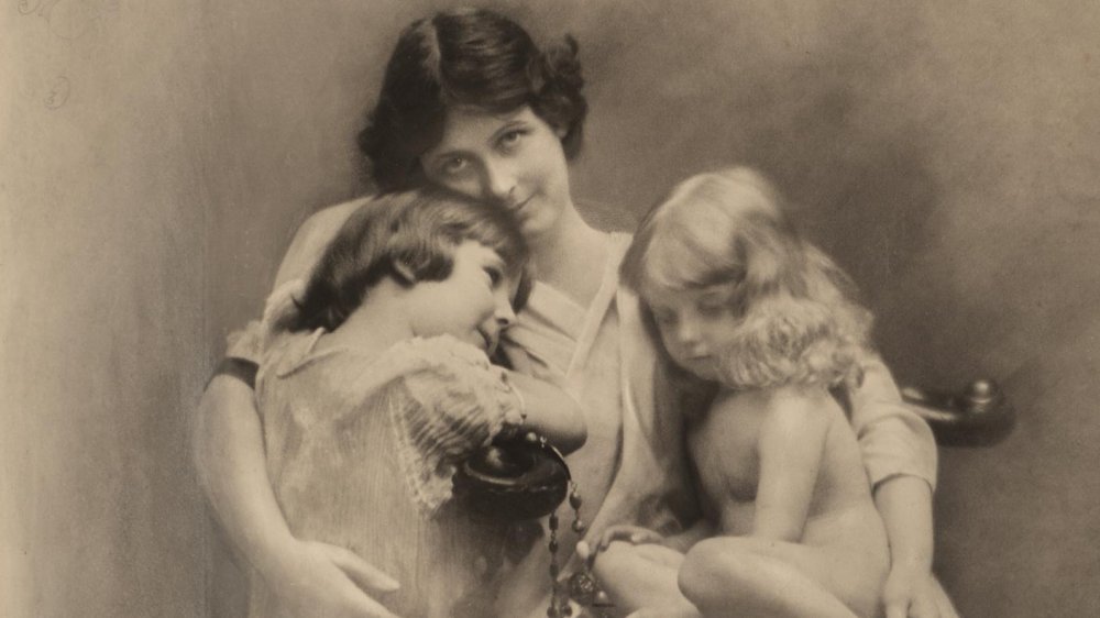 Isadora Duncan with her children, January 1913