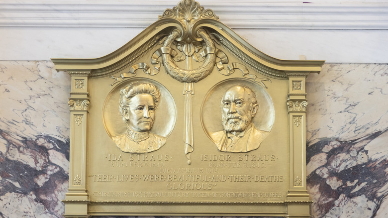 plaque depicting mr and mrs straus