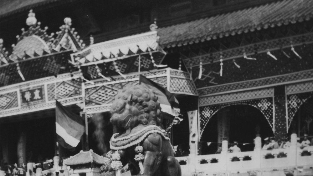 A statue of a lion in Peking