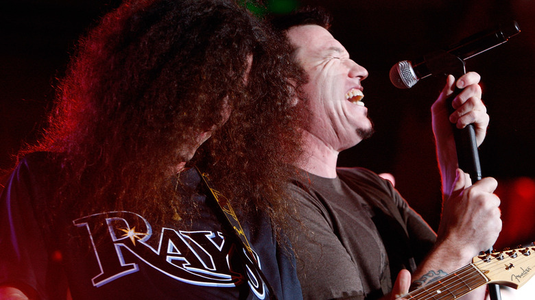 Greg Camp and Steve Harwell performing long hair mic